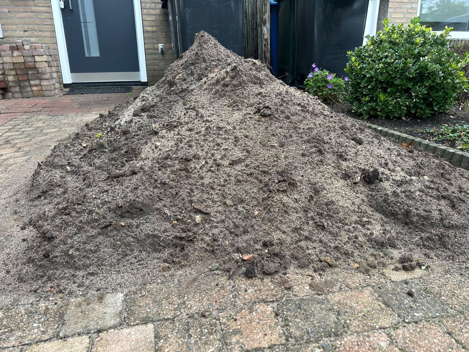 Gratis Ophoogzand/Tuinaarde - Ideaal voor uw tuinproject, Ophalen of Verzenden, Gebruikt, Ophoogzand