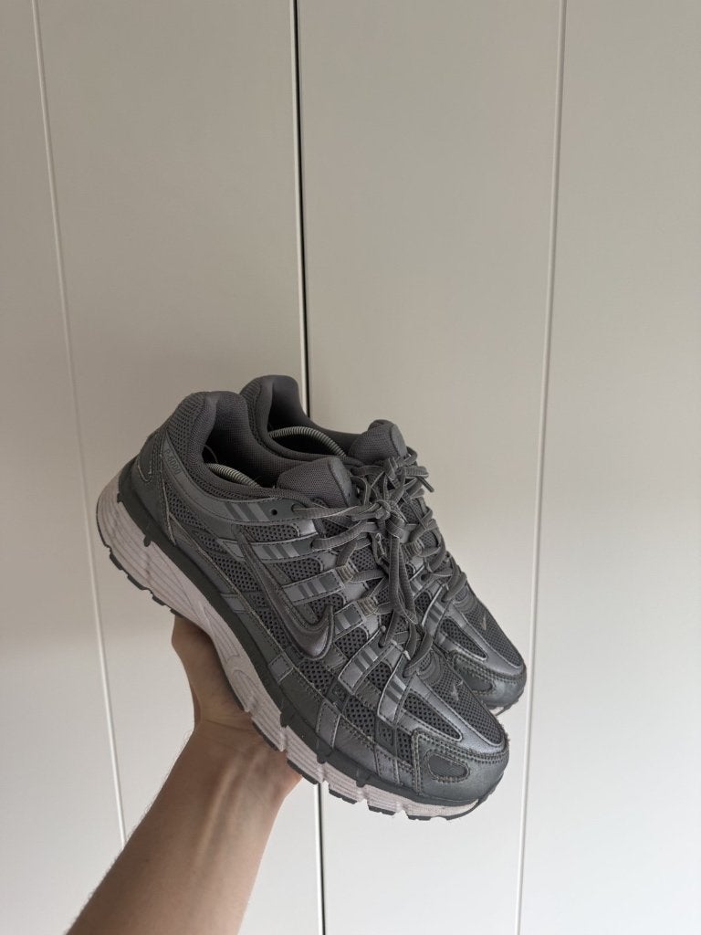 Nike P-6000 – Metallic Cool Grey – Maat 42,5, EU, Overige kleuren, Nike, Ophalen of Verzenden
