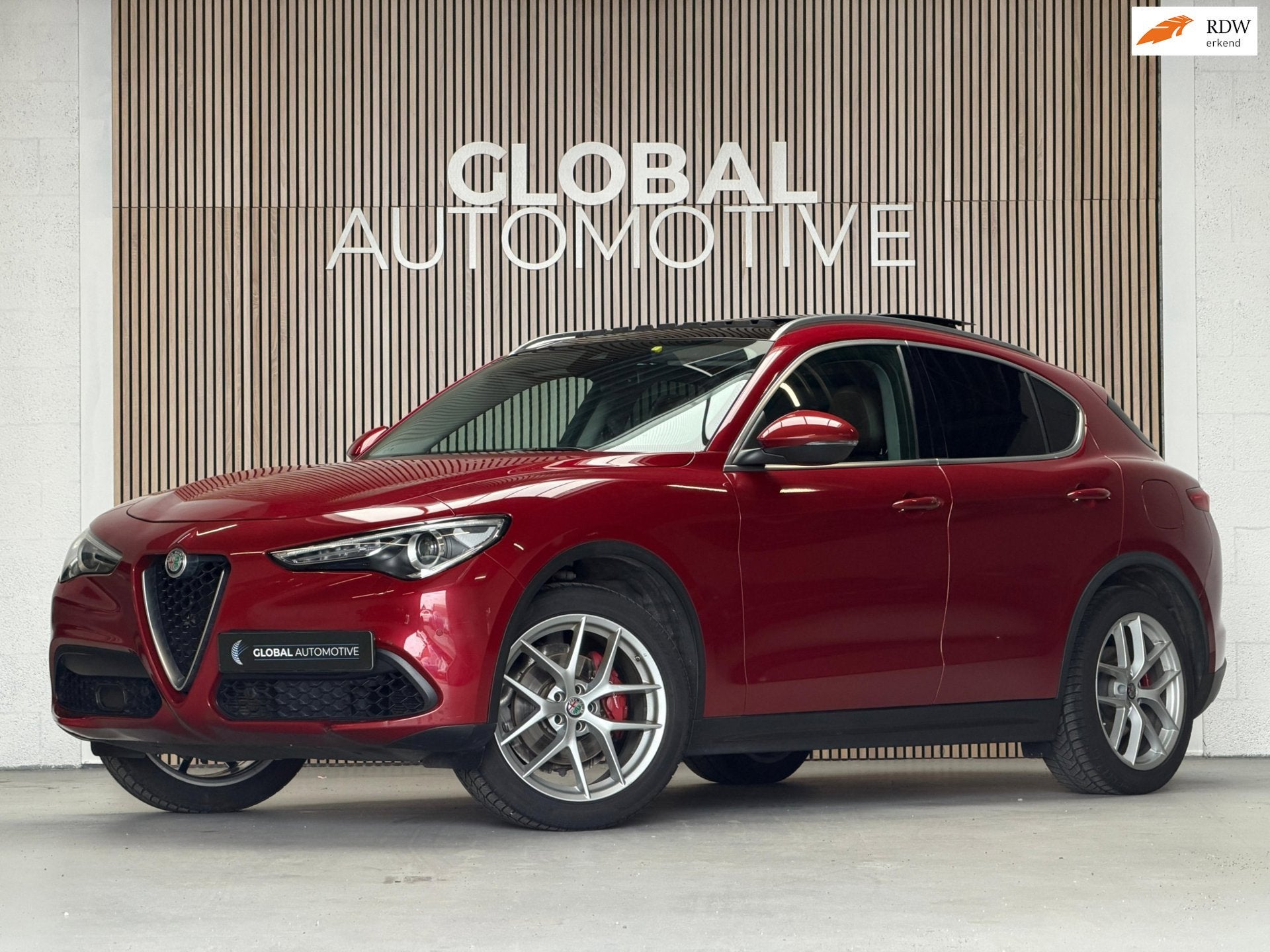 Alfa Romeo Stelvio 2.0 T AWD First Edition 280PK - SCHUIFDAK, Auto's, Automaat, Automatische klimaatregeling, Zwart, 4 cilinders