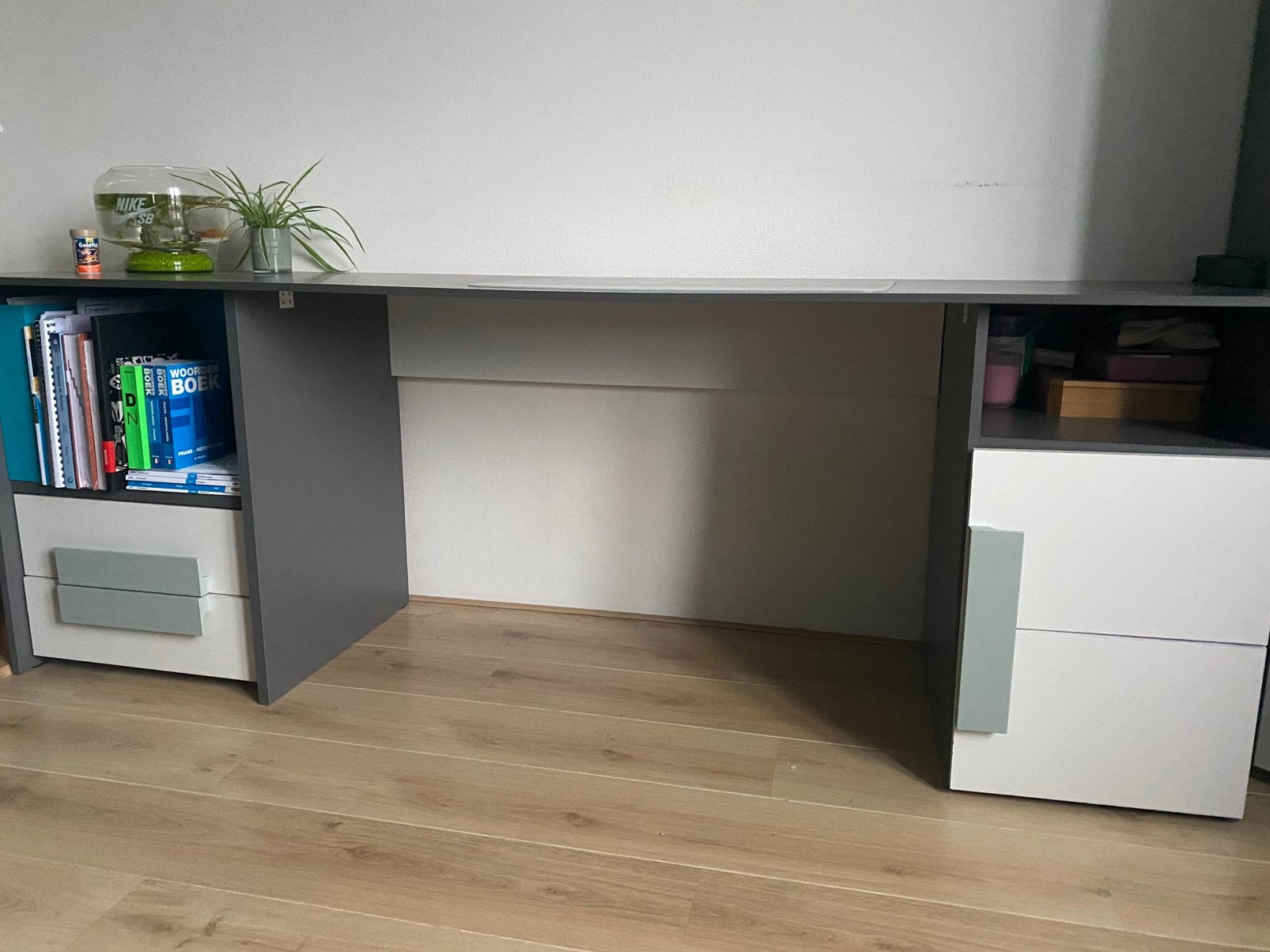 Foto 2 van Tienerkamer set: Bureau, Kledingkast, ladekast, Boekenkast