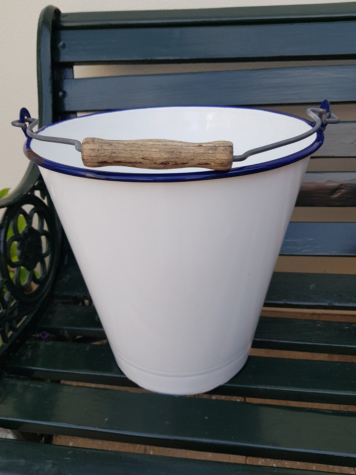 Witte emaille emmer met blauwe rand en houten handvat., Ophalen, Gebruikt