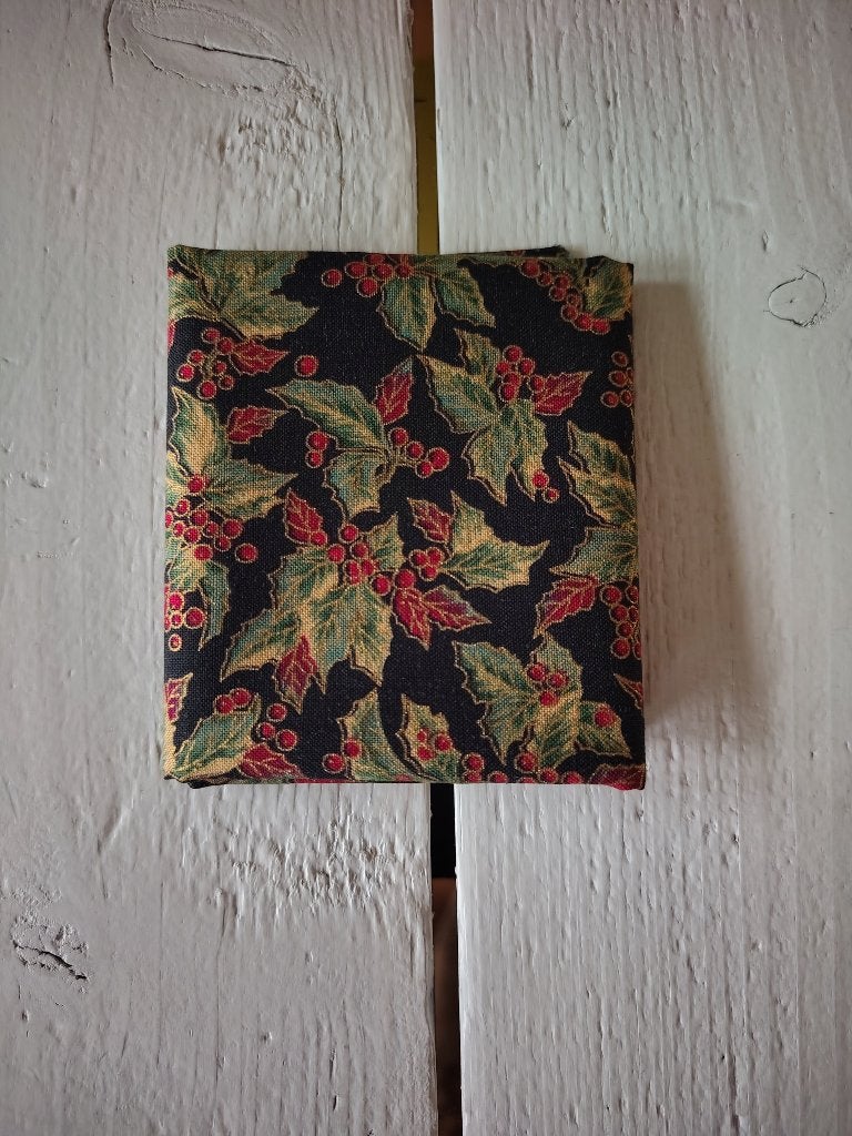 Klassieke kerststof/quiltstof - hulstblad op zwart, Hobby en Vrije tijd, Meerkleurig, Nieuw, Ophalen of Verzenden, 30 tot 120 cm