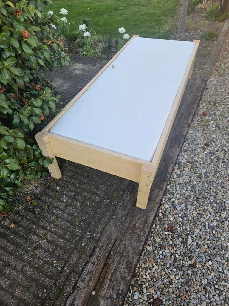 Houten ligbed met matras voor kinderen, Tuin en Terras, Ophalen of Verzenden, Gebruikt, Hout