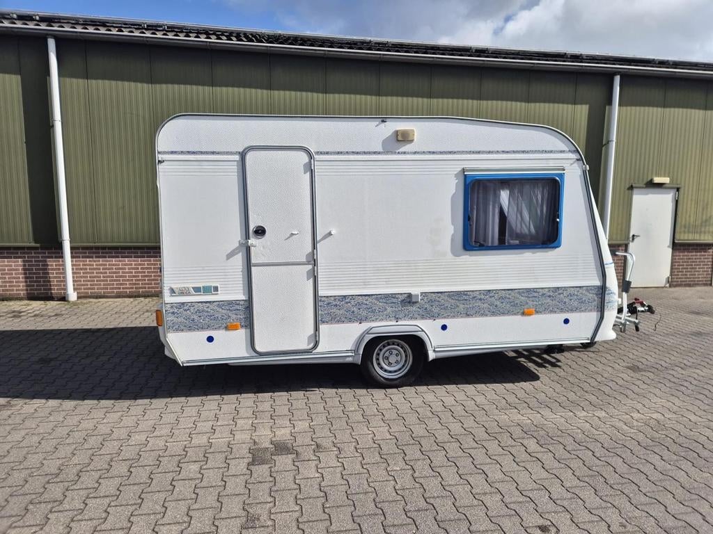 Nette Adria caravan uit 1998 met voortent en nieuwe extra's, Caravans en Kamperen, Caravans, Particulier