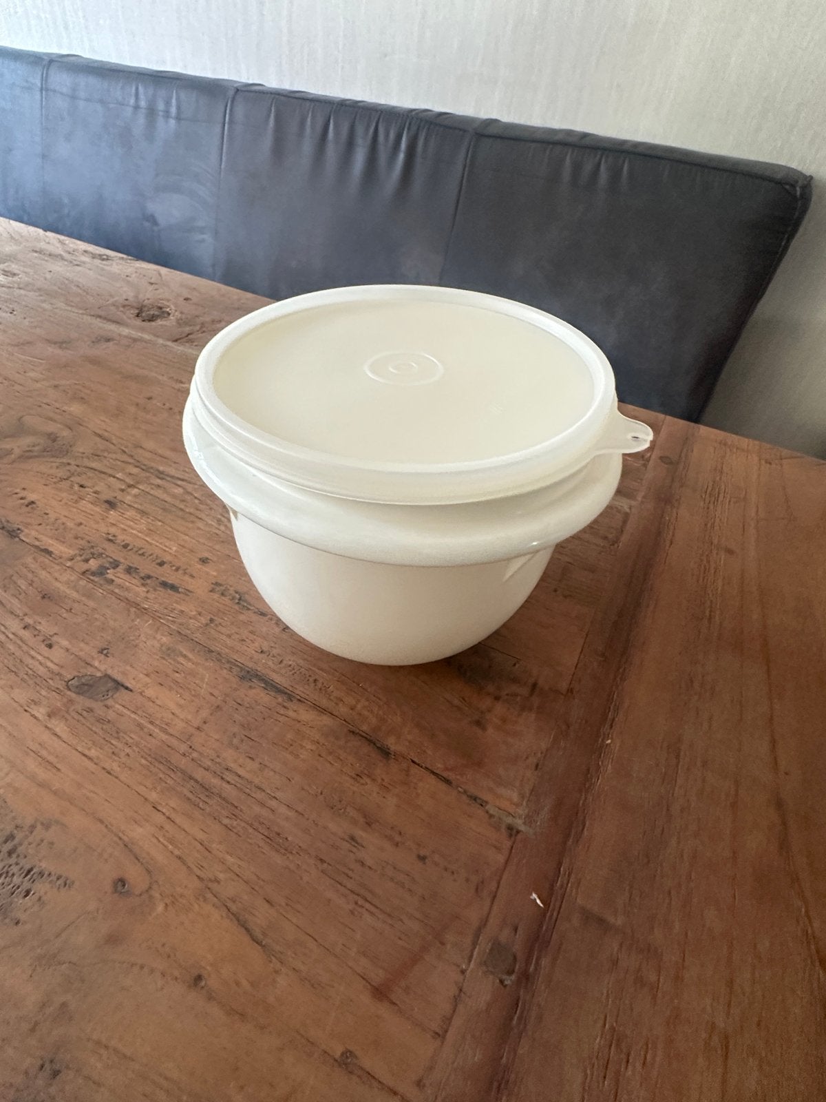 Tupperware kom met deksel - Crème, Gebruikt, Ophalen of Verzenden, Met deksel, Bak of Kom