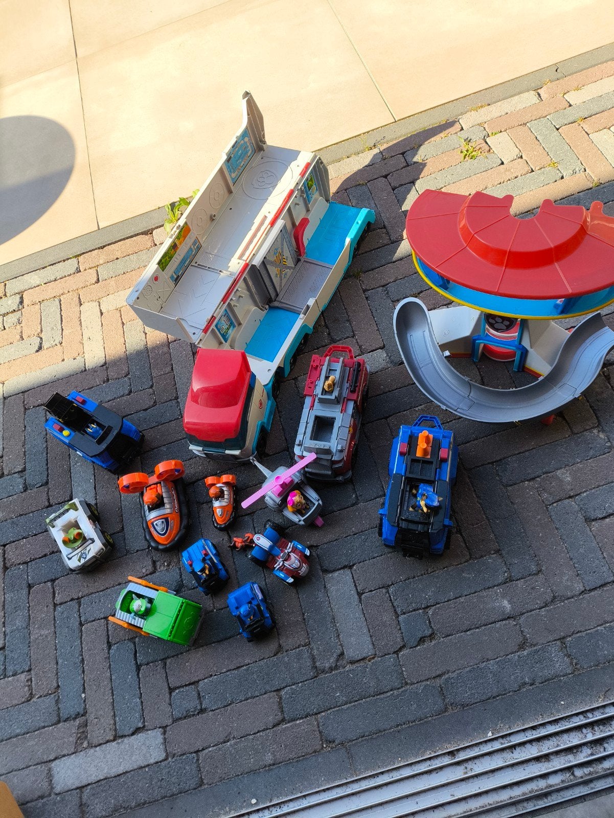 Grote Paw Patrol set met uitklapbare voertuigen en toren, Ophalen, Gebruikt