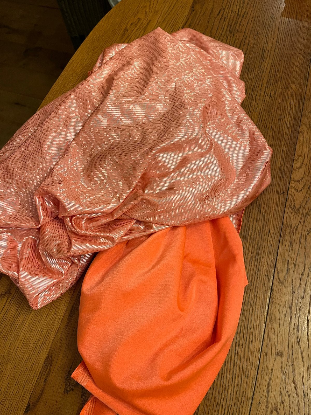 Oranje stof met glitters, perfect voor feestelijke kleding, Hobby en Vrije tijd, Stoffen en Lappen, Overige materialen, 120 cm of meer