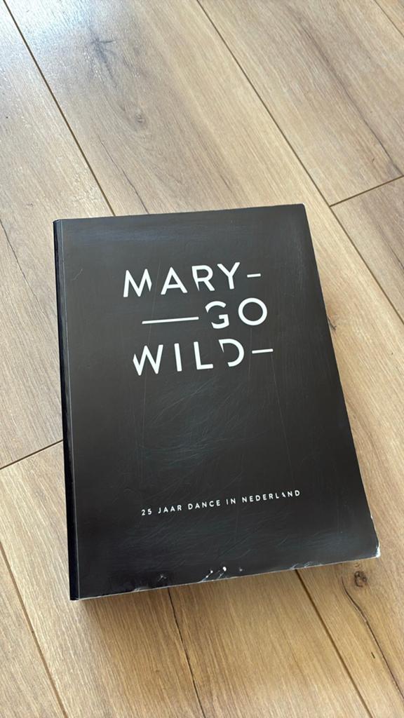 🎶Mary Go Wild • 25jr Dance in Nederland • koffietafel boek, Ophalen of Verzenden, Gelezen, Genre of Stijl