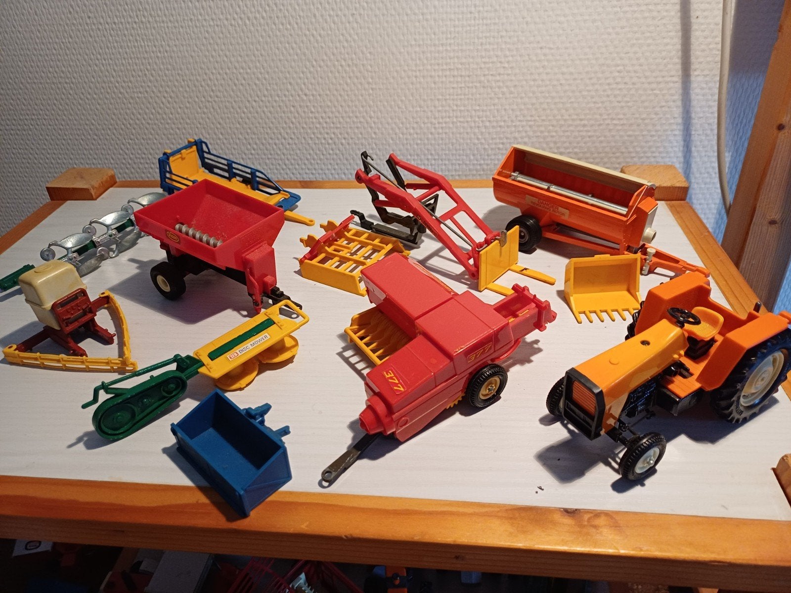 Britains trekker met werktuigen, Ophalen of Verzenden, Zo goed als nieuw, Tractor of Landbouw, Britains
