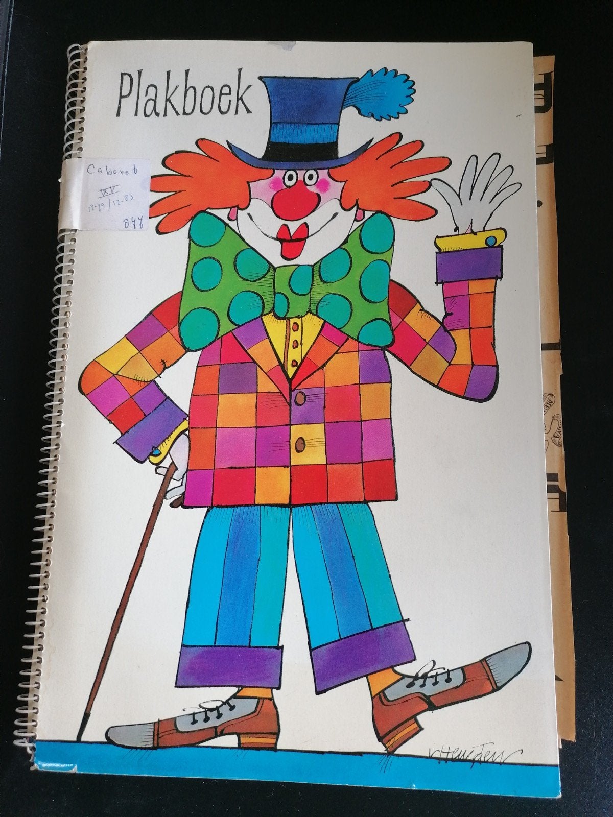 Plakboek met krantenknipsels over cabaret en artiesten, Verzamelen, Ophalen of Verzenden, Gebruikt, Boek, Tijdschrift of Artikel