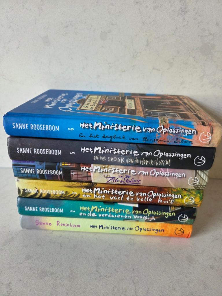 Het ministerie van oplossingen - Complete serie 1 tm 6, Boeken, Ophalen of Verzenden, Zo goed als nieuw
