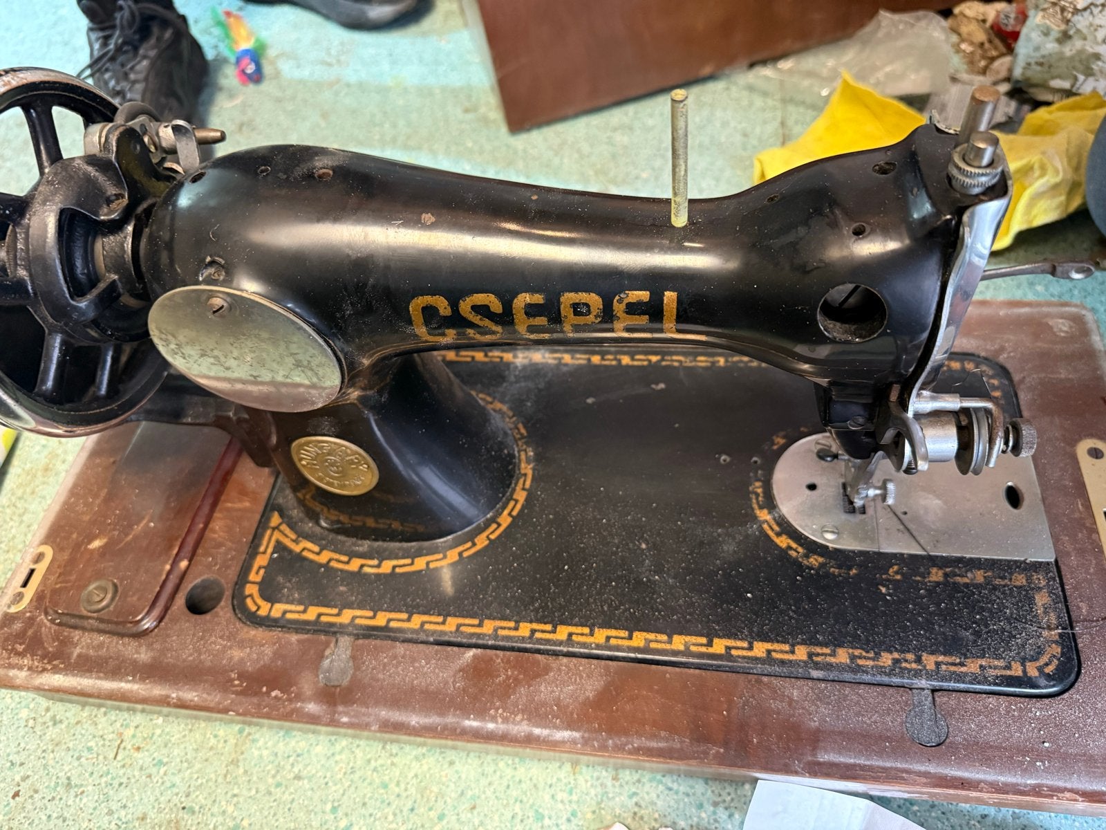 Csebel handnaaimachine, Ophalen