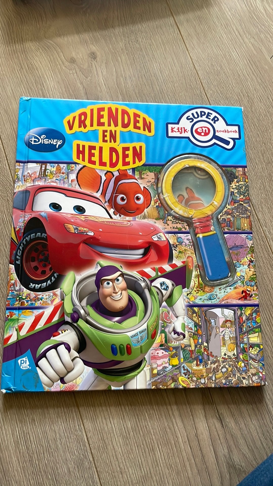 Vrienden en helden zoekboek, Ophalen of Verzenden, Gelezen, 3 tot 4 jaar