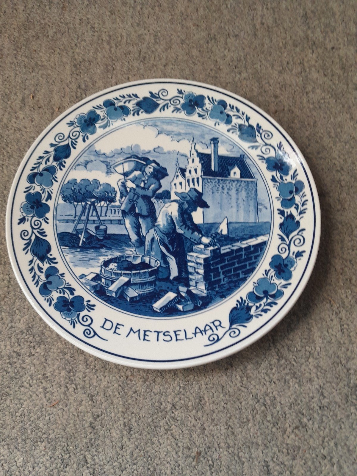 Delfts Blauw wandbord 'De Metselaar' - Royal Goedewaagen, Antiek en Kunst, Antiek | Wandborden en Tegels, Ophalen of Verzenden