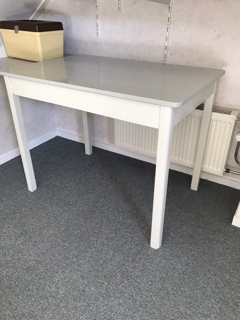 Eenvoudige witte tafel met grijs blad, Gebruikt, 100 tot 150 cm, Eenvoudig, functioneel, Rechthoekig