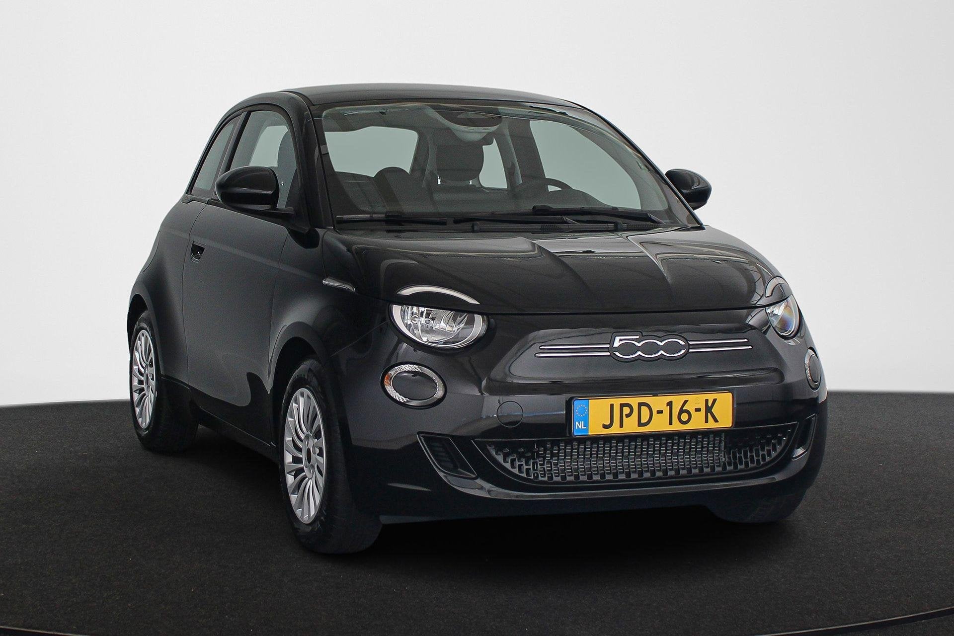 Fiat 500 RED 42 kWh 2+6 jaar Garantie | Carplay | Airco, Auto's, Fiat, 12 maanden, Stof, 4 stoelen, Zwart