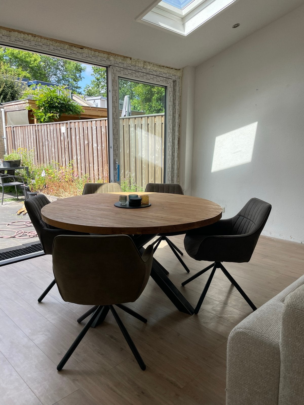 Ronde eettafel van eikenhout met metalen onderstel, Huis en Inrichting, Ophalen, Gebruikt, 100 tot 150 cm, Vier personen
