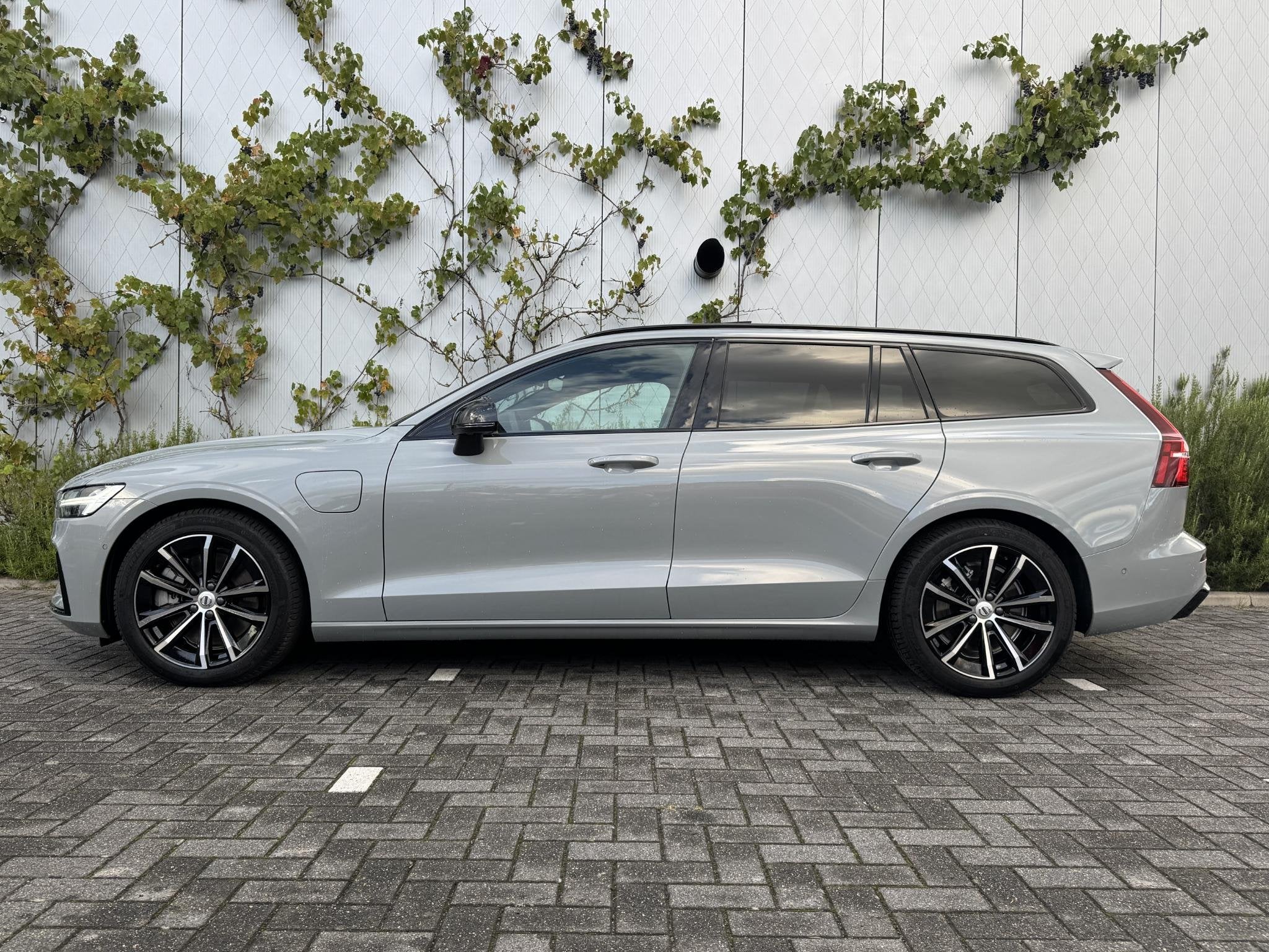 Volvo V60 2.0 T8 Plug-in Hybrid AWD Plus Dark | PHEV Long Ra, 12 maanden, Stof, Gebruikt, Euro 6