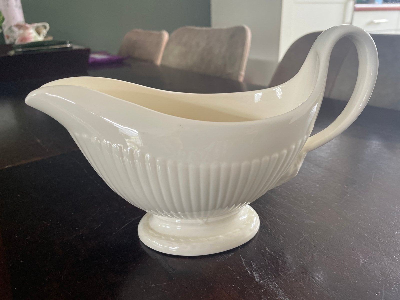 Wedgewood Edme  Crèmekleurige Sauskom, Huis en Inrichting, Keuken | Servies, Overige typen, Ophalen of Verzenden, Zo goed als nieuw