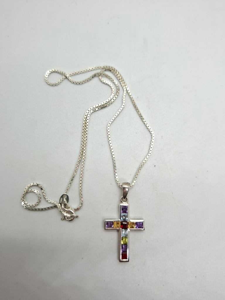 Zilveren ketting met kruisje bezet met gekleurde steentjes, Sieraden, Tassen en Uiterlijk, Kettingen, Ophalen of Verzenden, Zo goed als nieuw