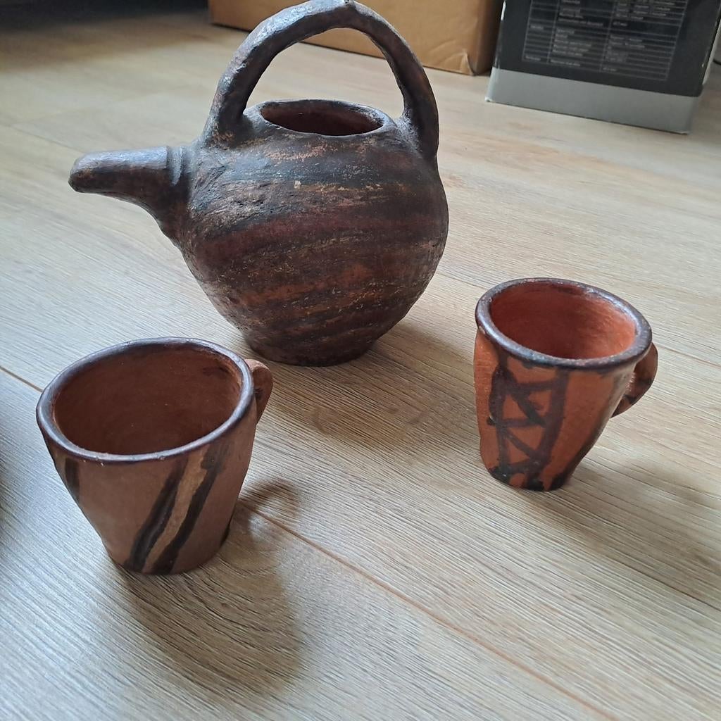 Origineel Afrikaans aardewerk set: kan en twee kopjes, Ophalen