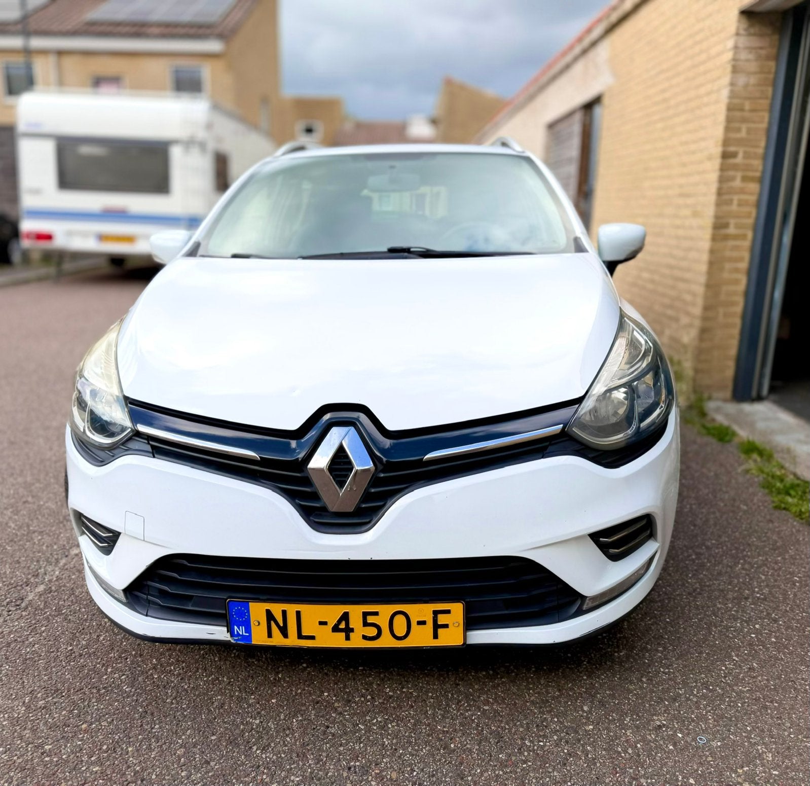 Renault Clio 1.5 DCI 66KW Estate AUT 2017 Wit, Auto's, Renault, Stof, 4 cilinders, 1165 kg, Start-stop-systeem