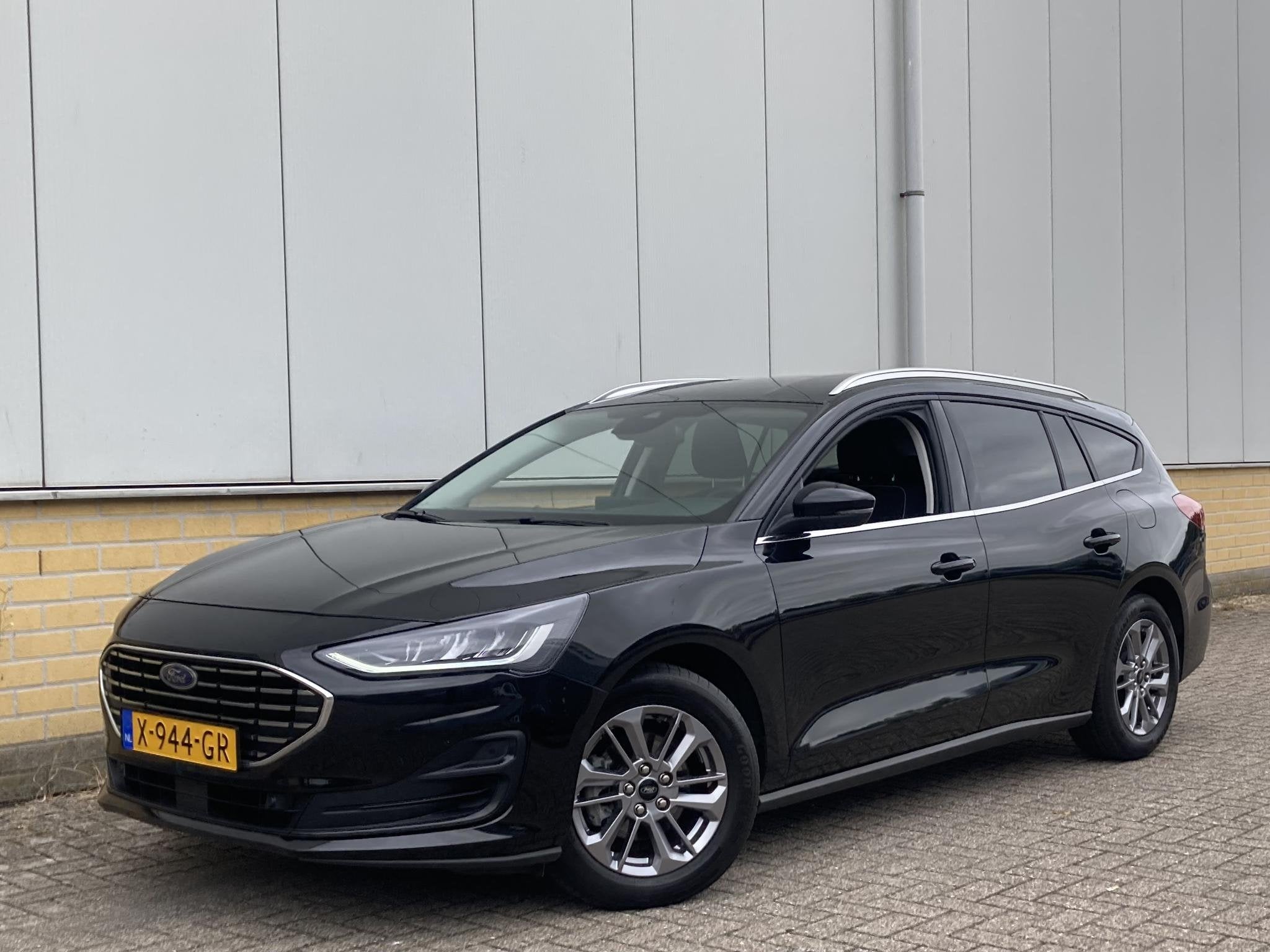 Ford Focus 1.0 EcoBoost Hybrid 125 pk Titanium SYNC 4 Naviga, Gebruikt, Zwart, Origineel Nederlands, Handgeschakeld