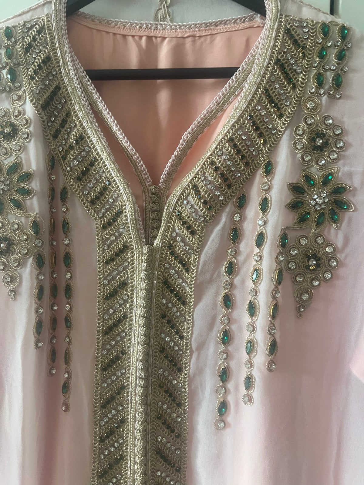 Roze Kaftan met gouden en groene versieringen, Maat 38/40 (M), Overige typen, Ophalen of Verzenden, Zo goed als nieuw