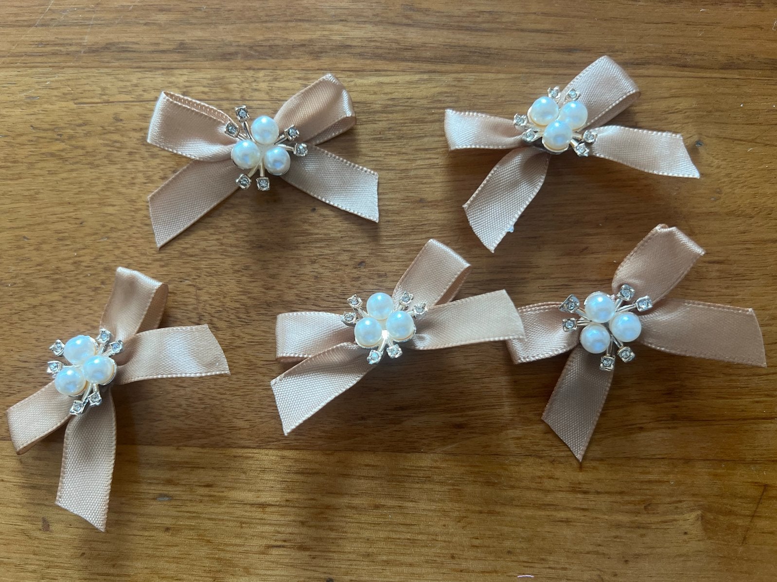 5 Luxe Kerst Strikjes met Parel en Strass coffee of ivoor, Textiel, Ophalen of Verzenden, Kerstmis, Knutselmateriaal