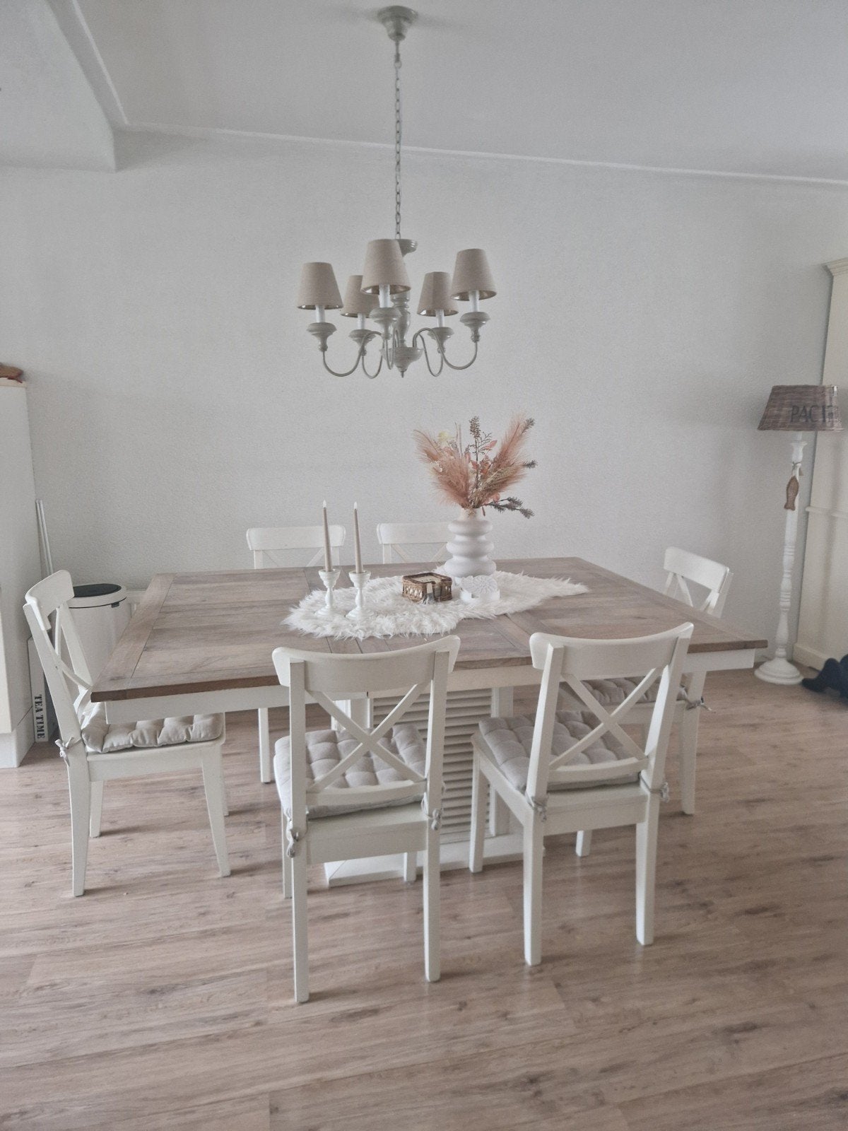 4 Ikea Ingolf witte landelijke stoelen met gekruiste rug, Tuin en Terras, Tuinsets en Loungesets, Ophalen, Gebruikt, Stoel