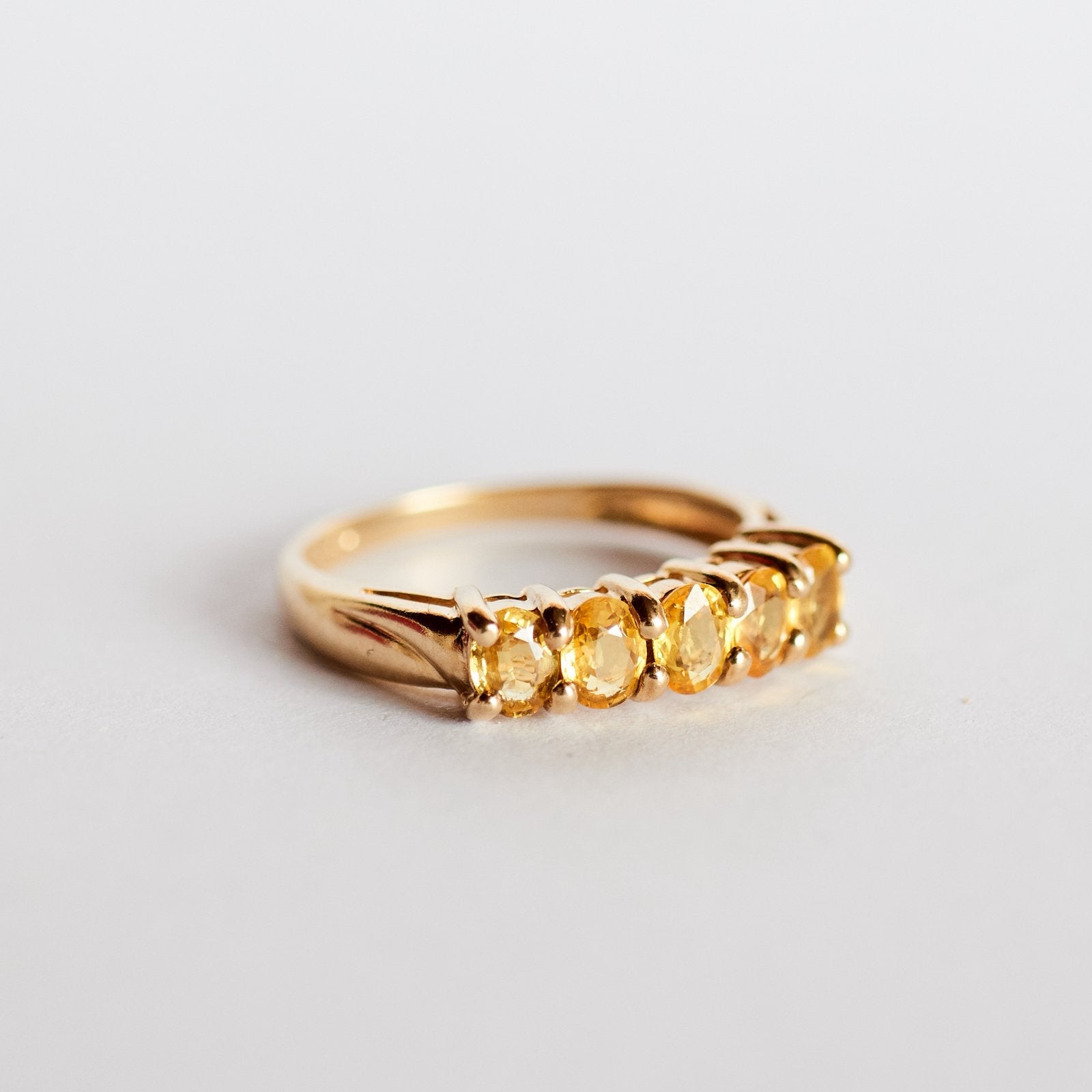 Vintage gouden ring met citrien rijring engeland goud 9k, Ophalen of Verzenden, Met edelsteen, Dame, Goud