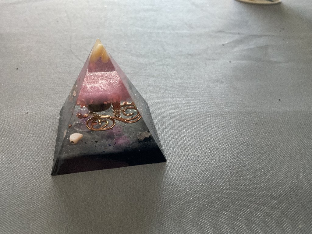 Te koop kleine piramide epoxy hars, Film en tv, Nieuw, Meerkleurig, Ophalen of Verzenden