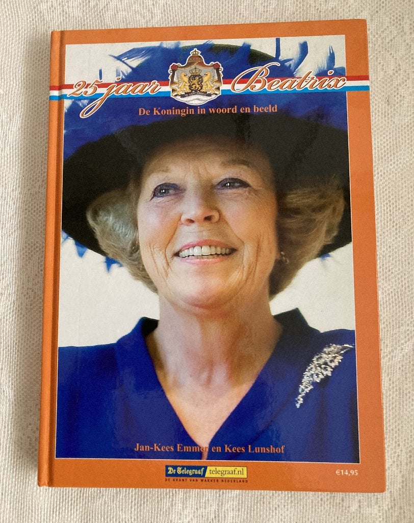 25 jaar Beatrix / De koningin in woord en beeld, Verzamelen, Koninklijk Huis en Royalty, Ophalen of Verzenden, Zo goed als nieuw