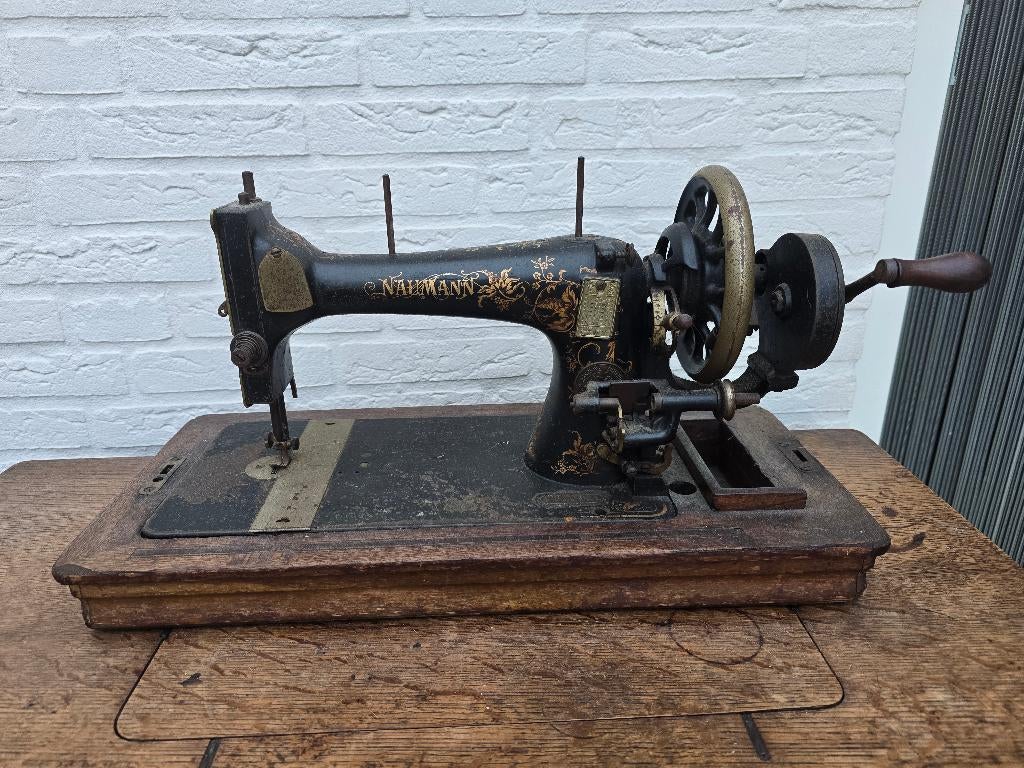 Naumann handnaaimachine, Ophalen