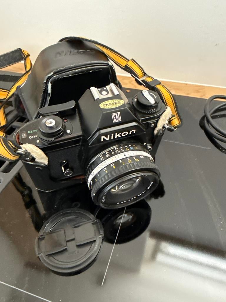 Nikon EM spiegelreflexcamera met 50mm 1:1.8 lens, Audio, Tv en Foto, Fotocamera's Analoog, Ophalen of Verzenden, Zo goed als nieuw