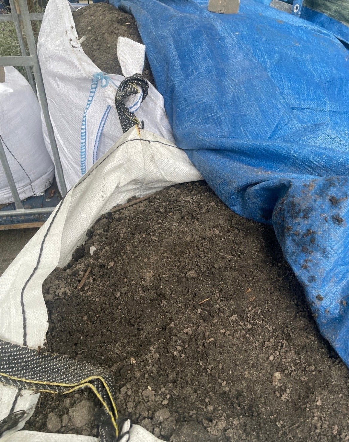 Gratis af te halen: 2 grote big bags tuinaarde, Ophalen, Tuinaarde