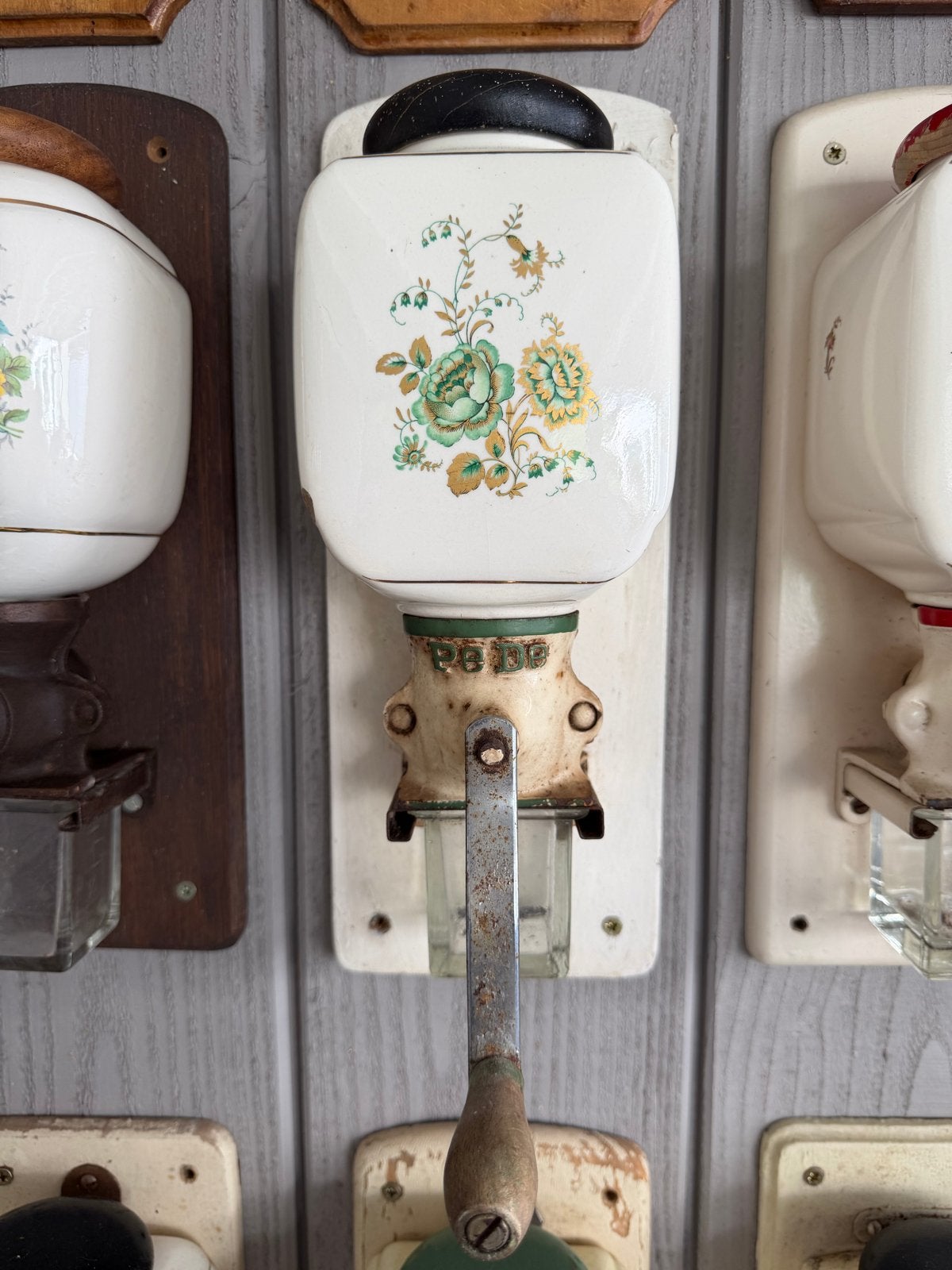 Antieke PeDe wandkoffiemolen met bloemmotief, Ophalen of Verzenden