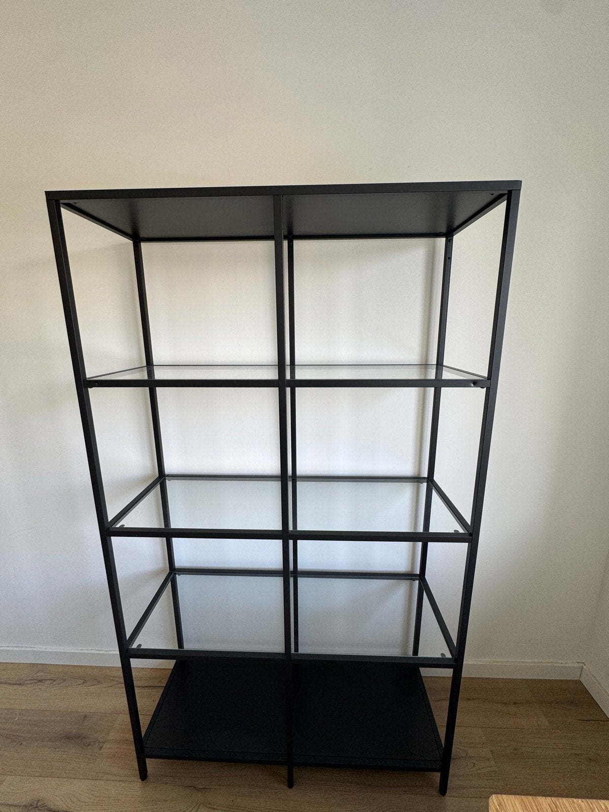 Stijlvolle zwarte metalen boekenkast met glazen planken, Met plank(en), Zo goed als nieuw, Metaal, 150 tot 200 cm