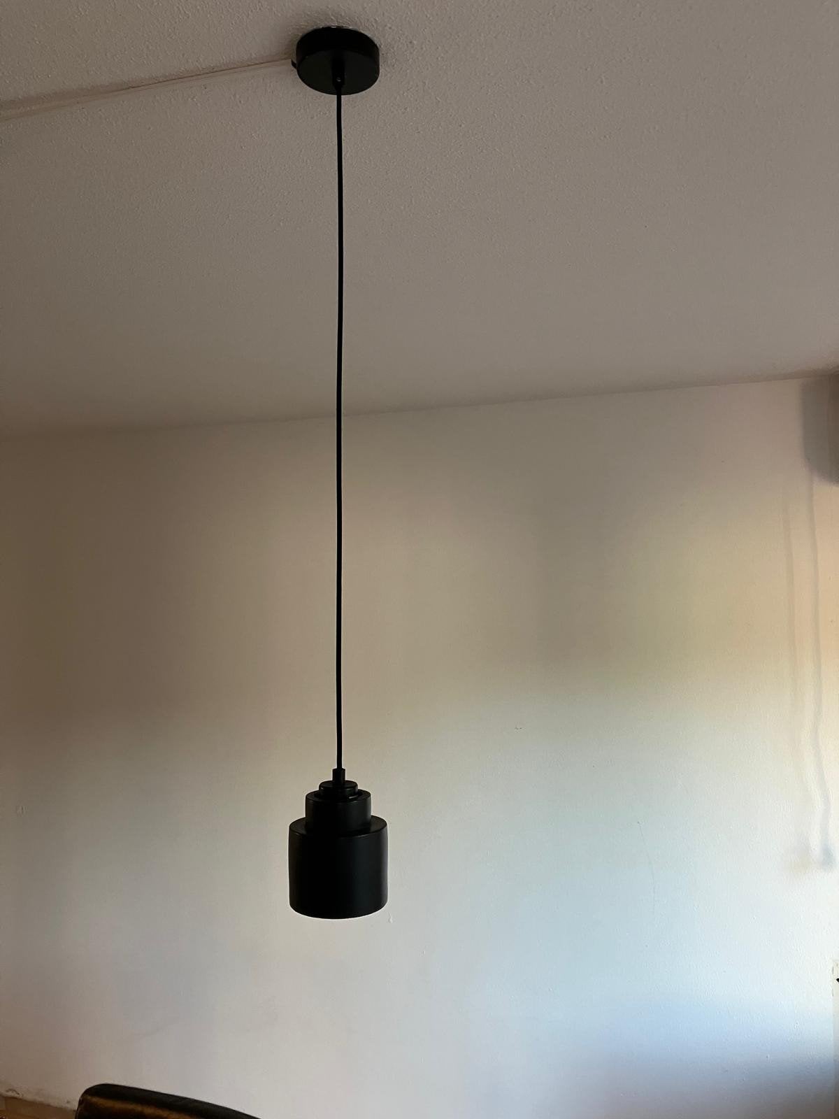 merk Zuiver, 3 zwarte hanglampen.
Merk Zuiver diam, Ophalen