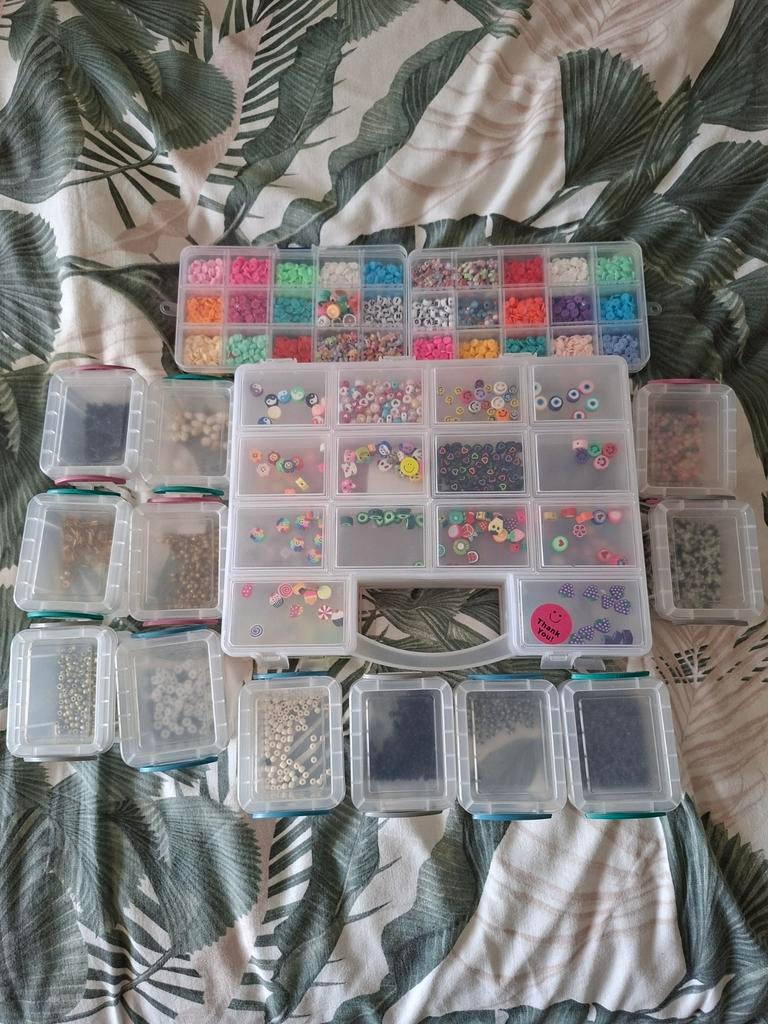 Te koop heel veel kralen voor armbanden te maken zie foto's, Hobby en Vrije tijd, Ophalen of Verzenden, Zo goed als nieuw, Kraal