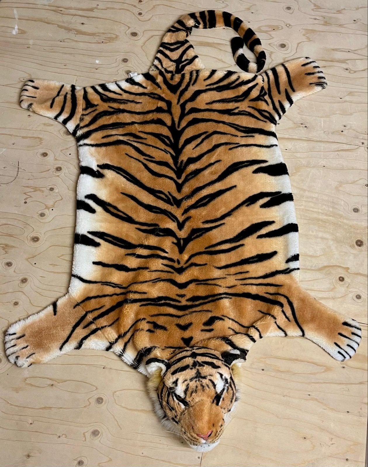 Nieuw en schoon tijger kleed - ook als hoofddeksel, Huis en Inrichting, Stoffering | Tapijten en Kleden, Ophalen, 100 tot 150 cm