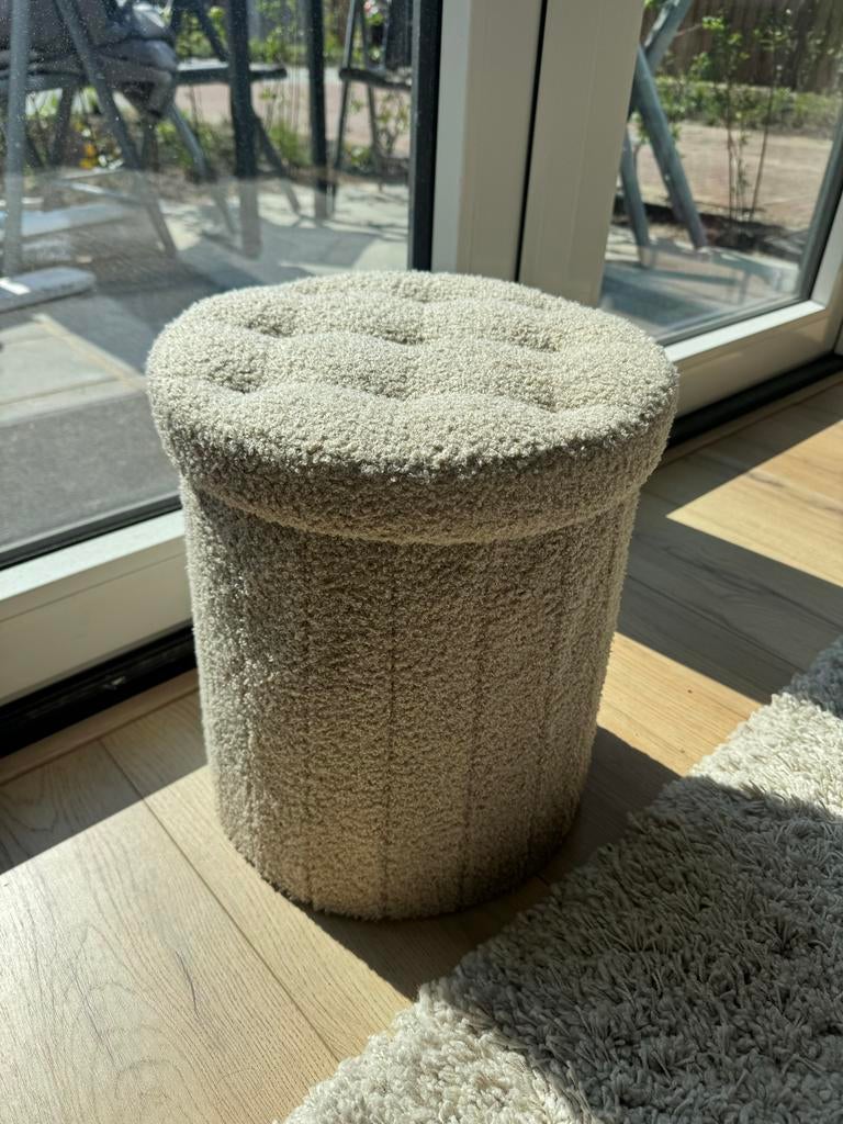 Crèmekleurige poef met opbergruimte, Huis en Inrichting, Ophalen, Minder dan 50 cm, Rond, Zo goed als nieuw