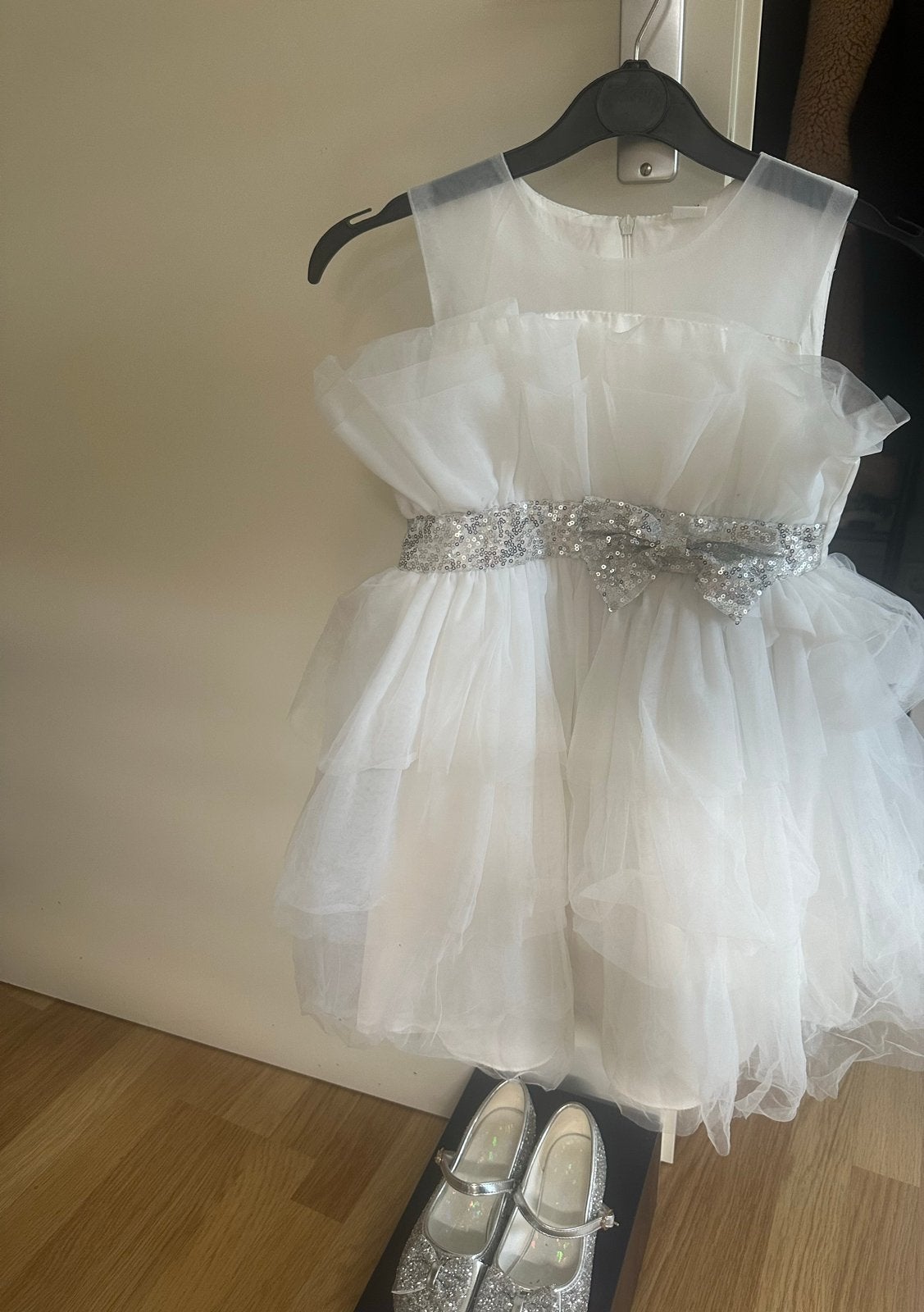 Witte jurk met grijze schoenen voor meisjes (maat 7 jaar), Ophalen of Verzenden, Zo goed als nieuw, Meisje