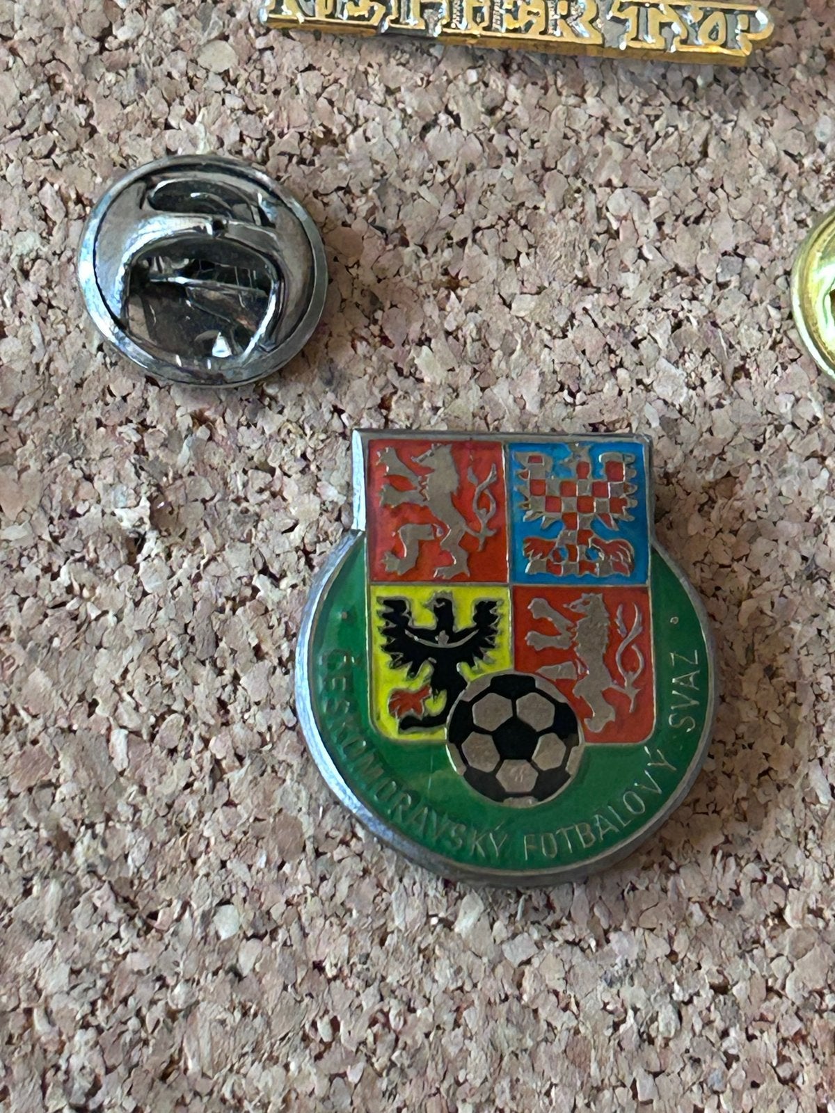 Vintage Tsjechisch voetbalpin - Moravian Football Associ, Ophalen of Verzenden, Gebruikt, Sport, Speldje of Pin