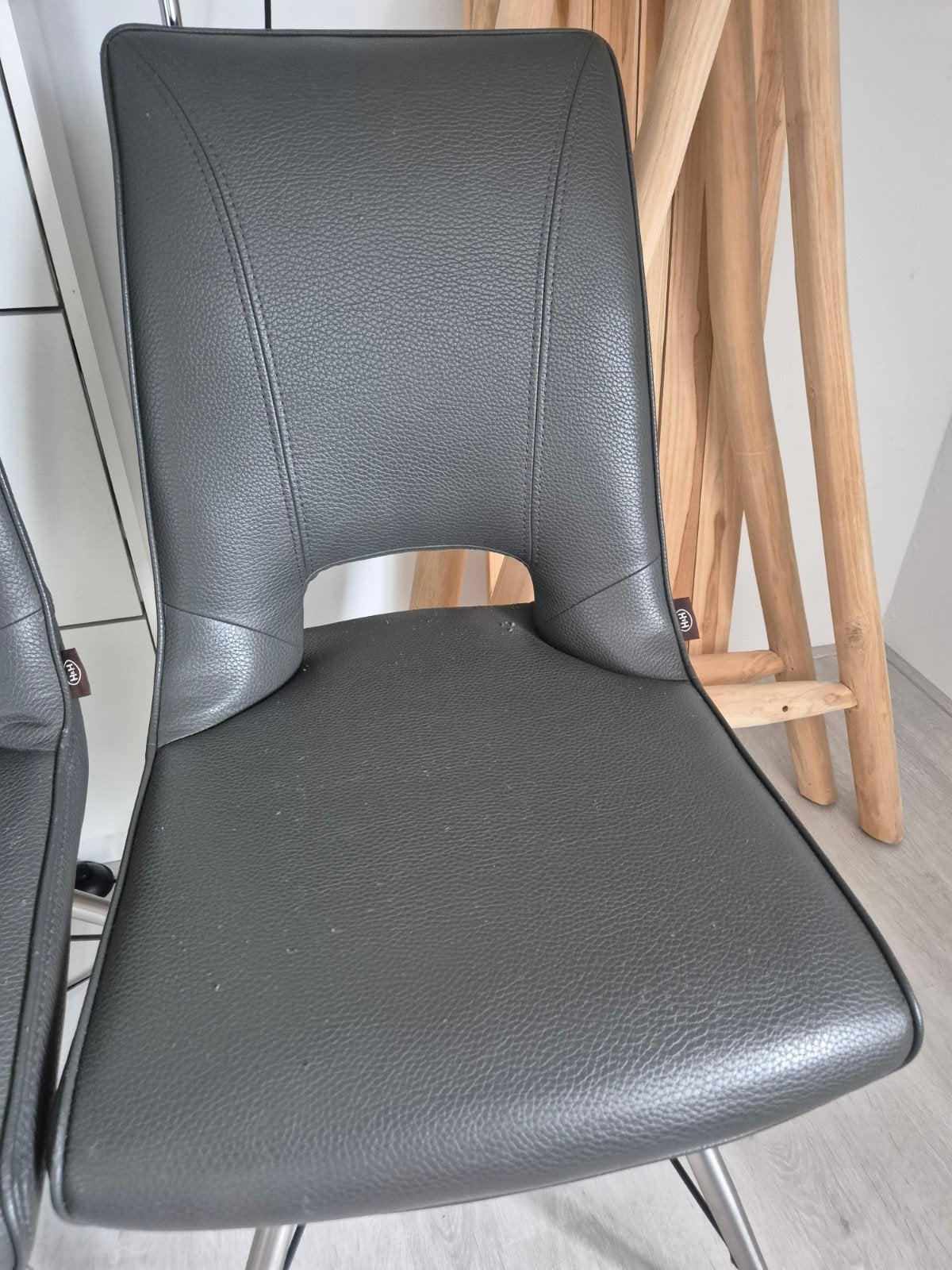 Opknapper! 4x Grijze H&H Eetkamerstoelen Grijs (beschadigde, Ophalen, Twee, Kunststof, Gebruikt