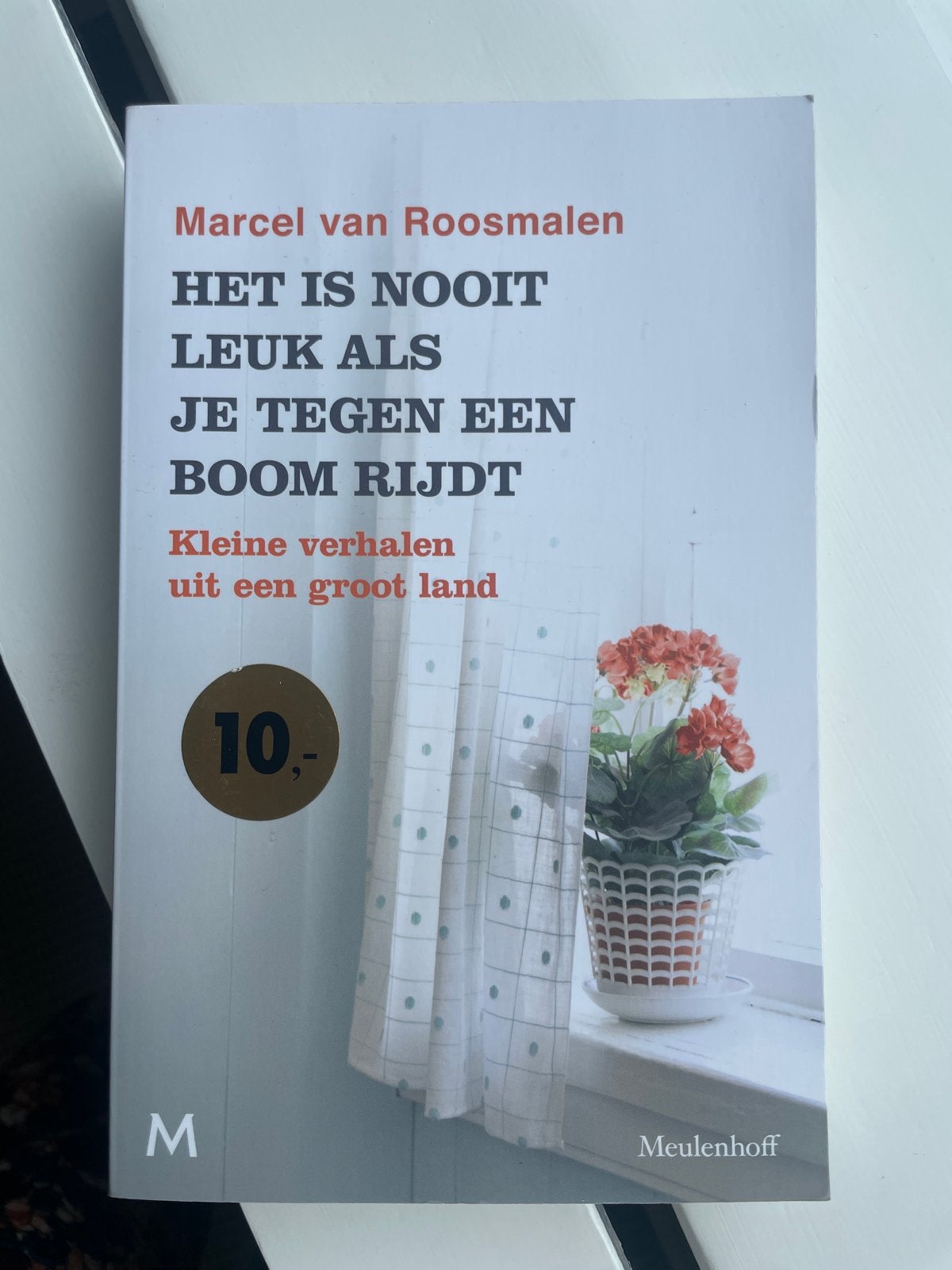 Het is nooit leuk als je tegen een boom rijdt - Marcel van R, Boeken, Ophalen of Verzenden, Zo goed als nieuw, Nederland