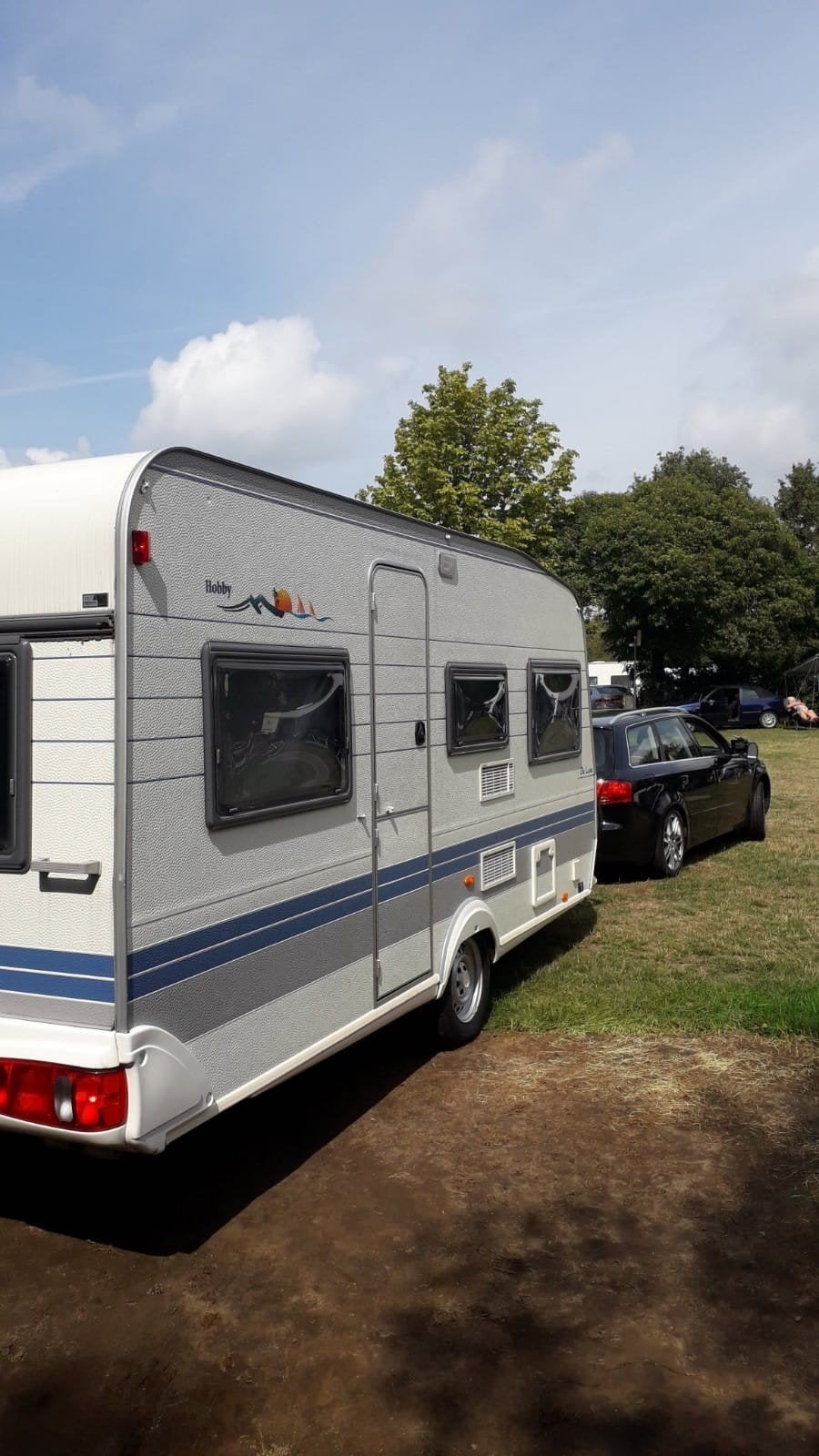 Hobby De Luxe 450 met luifel en brand voortent, Rondzit, Omvormbare zithoek, Particulier, 5 tot 6 meter