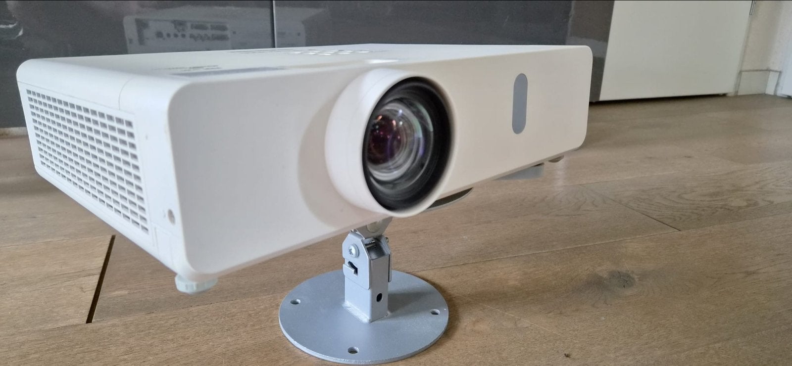 Panasonic PT-VX410Z Beamer - Nieuwe lamp, Audio, Tv en Foto, Ophalen, Zo goed als nieuw, LCD, Overige resoluties