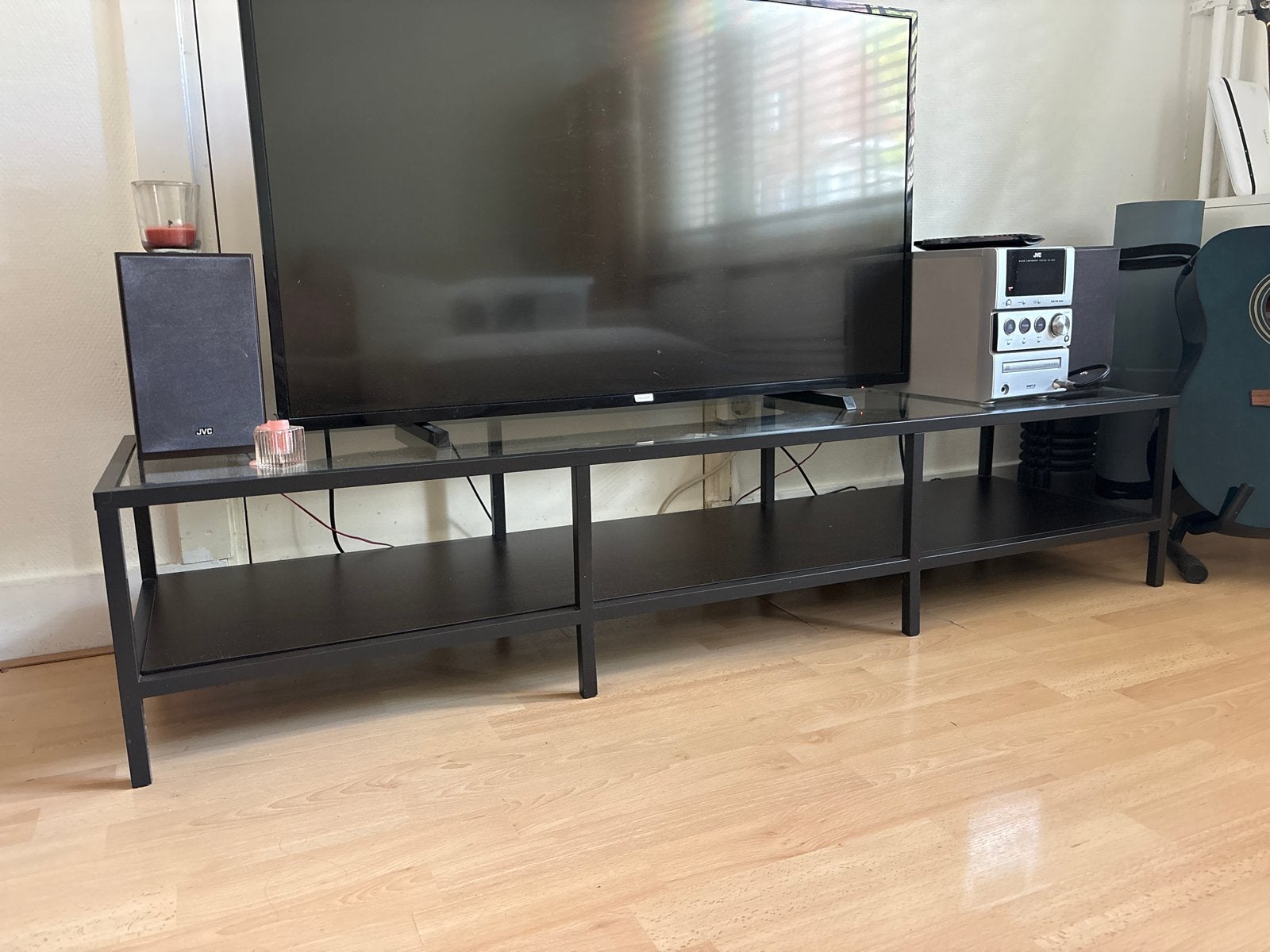TV-meubel met glazen blad en metalen frame, Ophalen, Gebruikt, 100 tot 150 cm, Glas