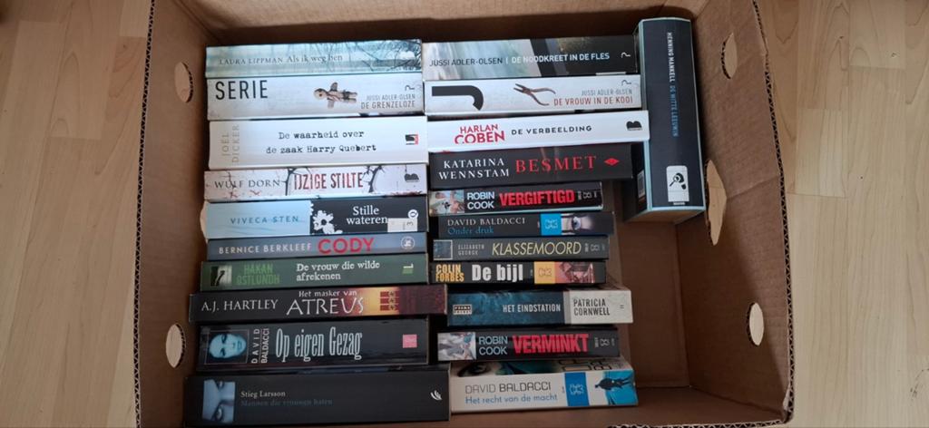 Plusminus 200 thrillers van verschillende auteurs, Ophalen, Gelezen, Verschillende auteurs
